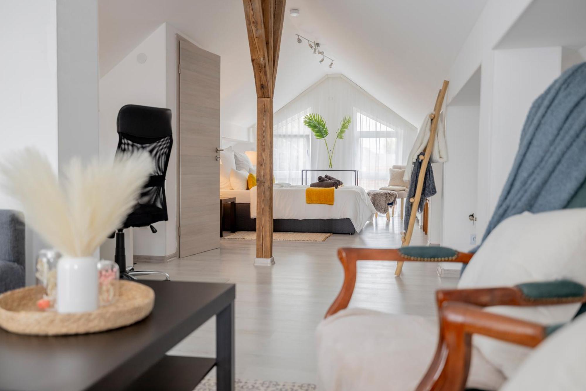 Design Maisonette - 24H Self-Check-In - Bis 7 Pers - In Direkter Weihernaehe - Parkplatz - Wifi - Balkon -Terrasse - Radwege Schiffweiler Exterior photo
